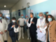 Il presidente Toti dona ai nuovi nati del 'Gaslini' i bavaglini di benvenuto nel giorno di Pasqua (Foto)