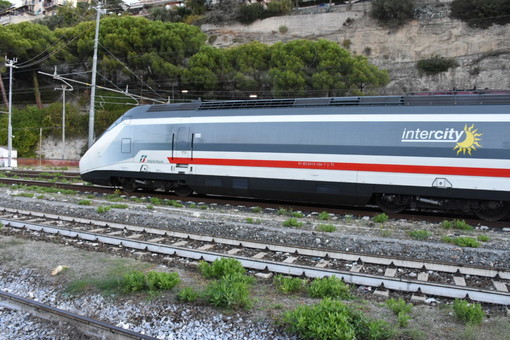 Atto vandalico tra Albenga e Alassio: preso a sassate un treno Intercity partito oggi da Ventimiglia