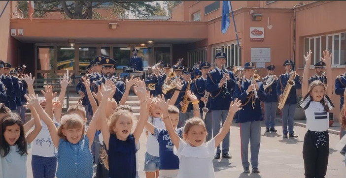 E' suonata la campanella: l'accompagnamento è arrivato dalle note di 'Torneremo a scuola' con la Banda musicale della Polizia (Video) E' suonata la campanella: l'accompagnamento è arrivato dalle note di 'Torneremo a scuola' con la Banda musicale della Polizia (Video)