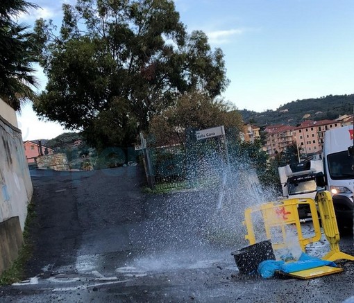 Imperia: dopo gli acquazzoni di ieri guasto questa mattina ad una tubazione e mini geyser in via Gavi (Foto)