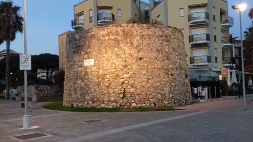 San Bartolomeo al Mare: illuminata Torre Santa Maria, valorizzata tutta l'area (Foto)