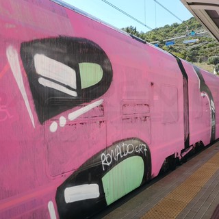 Treno Ventimiglia-Genova vandalizzato con pittura rosa inneggiando a Cristiano Ronaldo: Berrino &quot;Gente senza palle&quot;