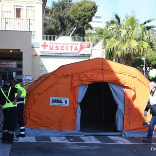 La tenda all'ospedale di Sanremo (Foto Tonino Bonomo)
