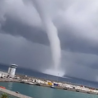 Dalle 15 siamo passati all'allerta 'giallo': previsto un miglioramento ma mercoledì tornano le nuvole, tromba marina in Corsica (Video)