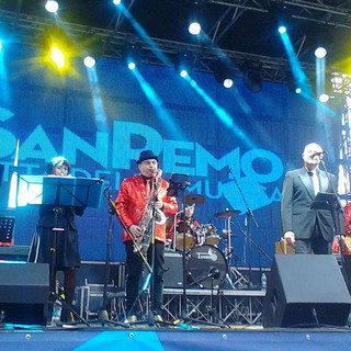 Intrattenimento musicale del The Brilliant Tina Linetti’s in Piazza Borea d'Olmo a Sanremo