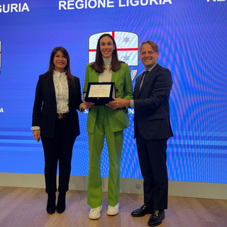 Gli assessori Ferro e Scajola premiano con la targa di Regione Liguria la nuotatrice imperiese Francesca Fresia, argento agli assoluti di nuoto Gli assessori Ferro e Scajola premiano con la targa di Regione Liguria la nuotatrice imperiese Francesca Fresia, argento agli assoluti di nuoto