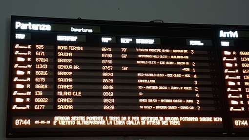 Rottura di una tubatura del gas a Genova Pegli: stop al traffico ferroviario verso il ponente ligure Rottura di una tubatura del gas a Genova Pegli: stop al traffico ferroviario verso il ponente ligure