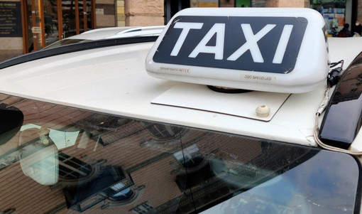 ACCADDE OGGI, 6 AGOSTO 1982. “Troppo caldo”: i taxisti chiedono al Comune l’installazione di una tenda antisole. ACCADDE OGGI, 6 AGOSTO 1982. “Troppo caldo”: i taxisti chiedono al Comune l’installazione di una tenda antisole.