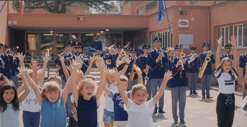 E' suonata la campanella: l'accompagnamento è arrivato dalle note di 'Torneremo a scuola' con la Banda musicale della Polizia (Video) E' suonata la campanella: l'accompagnamento è arrivato dalle note di 'Torneremo a scuola' con la Banda musicale della Polizia (Video)