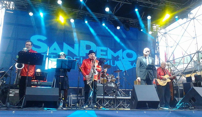 Intrattenimento musicale del The Brilliant Tina Linetti’s in Piazza Borea d'Olmo a Sanremo