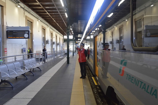 Persone non autorizzate vicino i binari: traffico ferroviario rallentato sulla linea Genova-Ventimiglia
