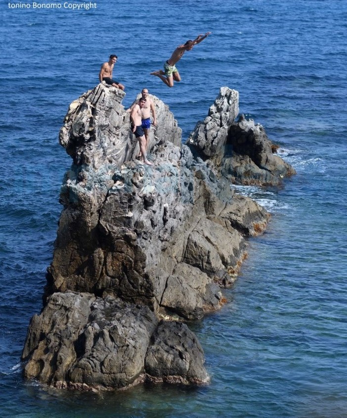 Lo scorso fine settimana è stato il primo di vera estate: che tuffi dalla 'Galeazza' ad Imperia (Foto) Lo scorso fine settimana è stato il primo di vera estate: che tuffi dalla 'Galeazza' ad Imperia (Foto)