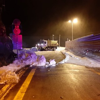 Fitta nevicata nella notte sul Colle di Tenda: in ritardo lo spazzamento sul versante francese e la riapertura del tunnel