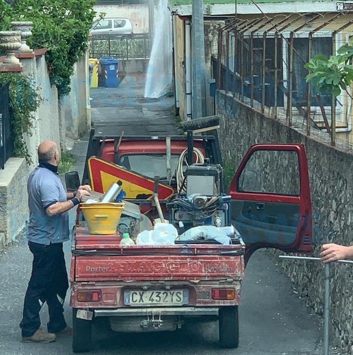 Imperia: si rompe un'altra tubazione dell'acqua, geyser oggi pomeriggio alla Fondura (Foto e Video)