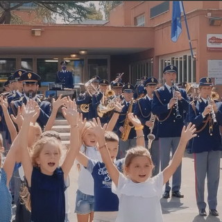 E' suonata la campanella: l'accompagnamento è arrivato dalle note di 'Torneremo a scuola' con la Banda musicale della Polizia (Video) E' suonata la campanella: l'accompagnamento è arrivato dalle note di 'Torneremo a scuola' con la Banda musicale della Polizia (Video)