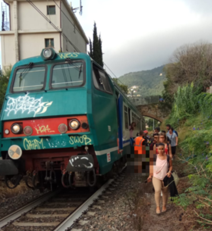 Dal savonese: morto travolto da un treno tra Alassio e Albenga, traffico ferroviario bloccato e previsti bus navetta Dal savonese: morto travolto da un treno tra Alassio e Albenga, traffico ferroviario bloccato e previsti bus navetta