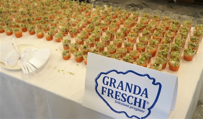 Bollicine & Baccalà: lo chef Manuel Marchetta incanta il pubblico di “Un mare di Champagne” con il suo Gazpacho con pomodoro e baccalà. Bollicine & Baccalà: lo chef Manuel Marchetta incanta il pubblico di “Un mare di Champagne” con il suo Gazpacho con pomodoro e baccalà.