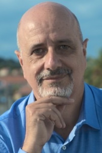 Lo scrittore Ugo Moriano in Piazza Pagliari al Parasio di Imperia