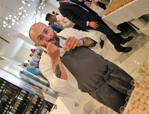 Bollicine &amp; Baccalà: lo chef Manuel Marchetta incanta il pubblico di “Un mare di Champagne” con il suo Gazpacho con pomodoro e baccalà.