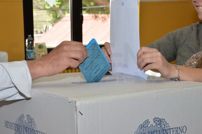 Elezioni Amministrative ed Europee: scattato a mezzanotte il 'silenzio', domani si vota dalle 7 alle 23 Elezioni Amministrative ed Europee: scattato a mezzanotte il 'silenzio', domani si vota dalle 7 alle 23