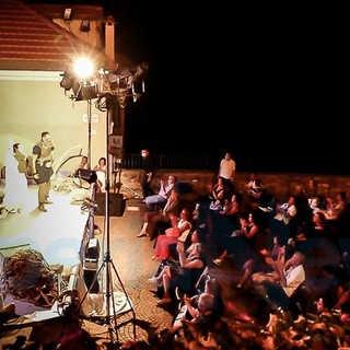 Cervo: sagrato dei Corallini gremito ieri sera per lo spettacolo 'Ulisse' al Festival di Musica da Camera (Foto e Video)