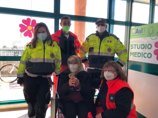 Vaccino covid per la donna più anziana della provincia di Imperia, è Anna Domenica Febbo di Riva Ligure (Foto e Video) Vaccino covid per la donna più anziana della provincia di Imperia, è Anna Domenica Febbo di Riva Ligure (Foto e Video)