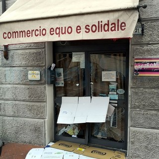 Imperia: auto sfonda la vetrina della Bottega del commercio equo solidale di piazza Doria e si dà alla fuga (Foto)