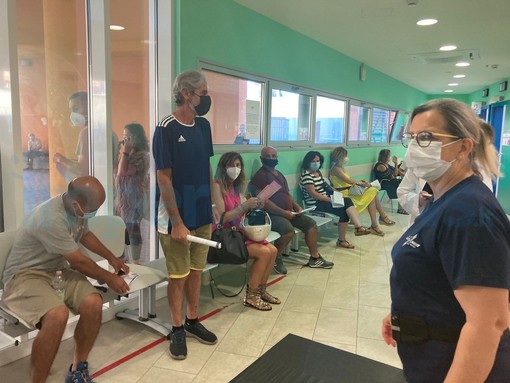 Imperia: dopo il boom di ieri a Sanremo anche stasera lunghe code al Palasalute per fare il vaccino (foto)