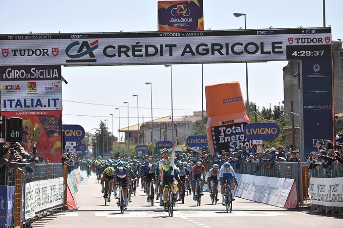 Ciclismo: Niccolò Bonifazio mette tutti in riga al Giro di Sicilia, vince la seconda tappa a Vittoria (Foto)
