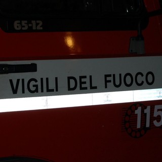 Autovettura in fiamme a Diano Castello: intervento dei vigili del fuoco