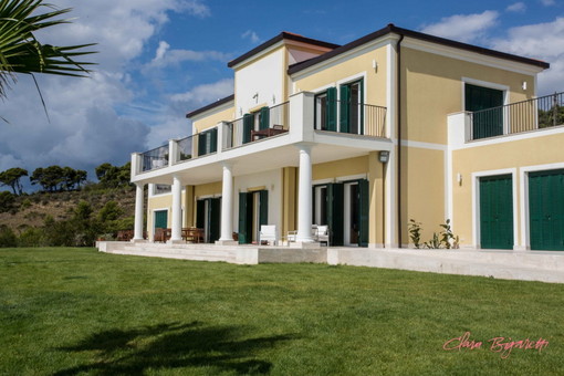 Cipressa: in vendita alla modica cifra di 5 milioni di euro 'Villa Dendi' che fu della famiglia Mussolini (Foto e Video)