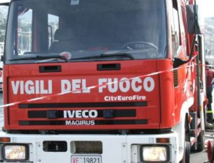 Imperia: catasta di materassi prende fuoco in un condominio, intervento dei Vigili del Fuoco