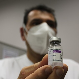 Vaccino anti covid: Ema “Nessuna restrizione su AstraZeneca, i benefici superano i rischi”, Toti “Posizione rassicurante”
