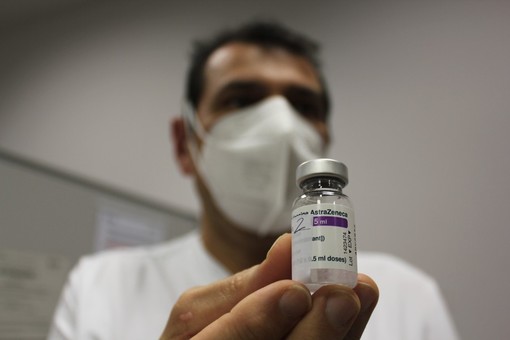 Vaccino anti covid: Ema “Nessuna restrizione su AstraZeneca, i benefici superano i rischi”, Toti “Posizione rassicurante”