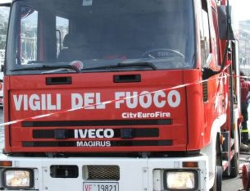 Imperia: catasta di materassi prende fuoco in un condominio, intervento dei Vigili del Fuoco