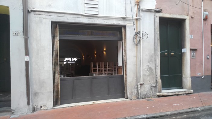 Imperia:  vandali in azione nella notte, distrutta la vetrina della pizzeria Spaccanapoli a Oneglia (Foto)