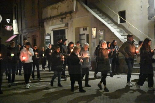 Riva Ligure: tanti giovani e quasi tutto il paese alla veglia di preghiera per Leonardo e i 5 amici feriti (Foto e Video)