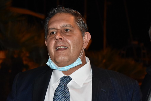 Covid, Toti: "Bene la decisione del ministro Speranza di togliere l'obbligo di mascherine all'aperto" Covid, Toti: "Bene la decisione del ministro Speranza di togliere l'obbligo di mascherine all'aperto"