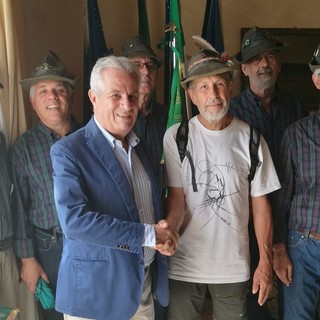 Imperia: il sindaco Scajola incontra l'alpino che sta facendo il giro d'Italia a piedi Imperia: il sindaco Scajola incontra l'alpino che sta facendo il giro d'Italia a piedi