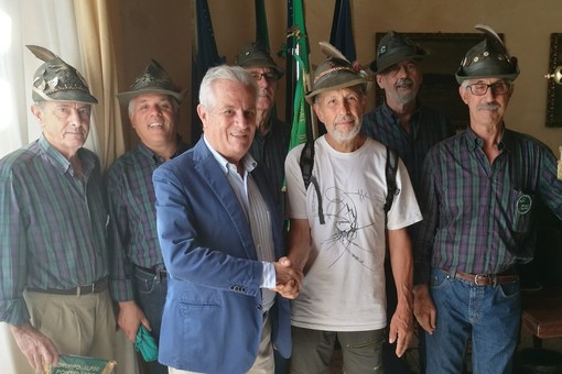 Imperia: il sindaco Scajola incontra l'alpino che sta facendo il giro d'Italia a piedi Imperia: il sindaco Scajola incontra l'alpino che sta facendo il giro d'Italia a piedi