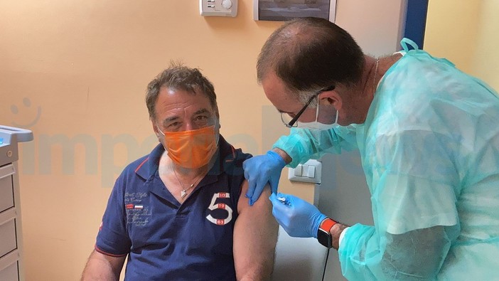 Vaccini: Toti “L’80% dei liguri ha completato il ciclo vaccinale, rimane alto il tasso di incidenza