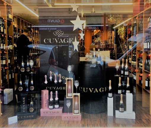 Gli spumanti metodo classico e quelli prodotti con metodo Martinotti ACQUESI, della cantina Cuvage sbarcano a Sanremo. Gli spumanti metodo classico e quelli prodotti con metodo Martinotti ACQUESI, della cantina Cuvage sbarcano a Sanremo.