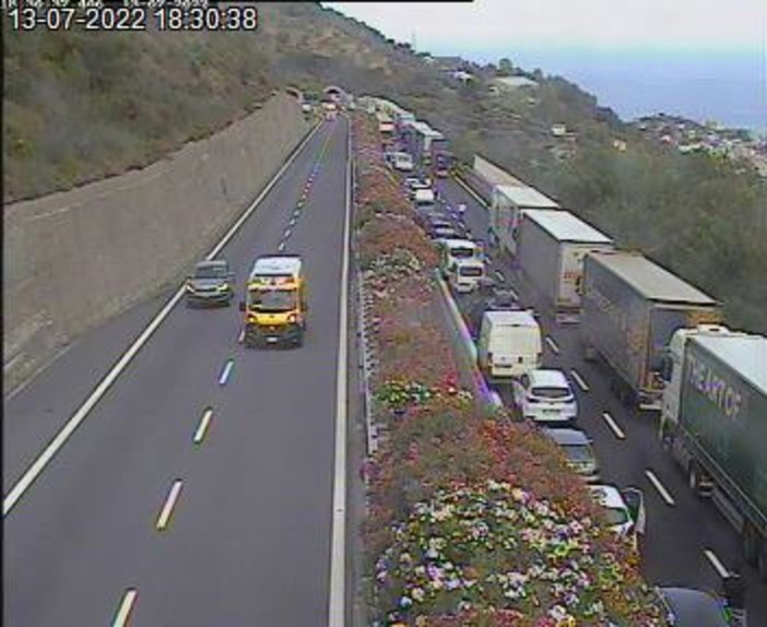 Sanremo: tamponamento tra tre camion sulla A10 verso Arma di Taggia, traffico bloccato e 10 km di coda
