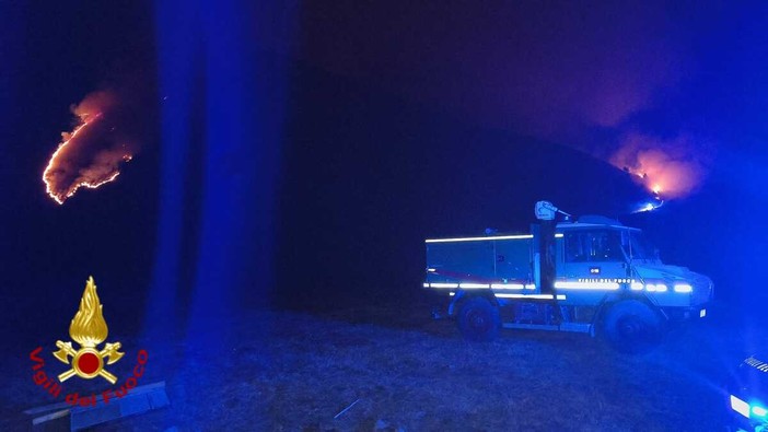 Incendio al Passo della Mezzaluna, minacciati  un agriturismo e un'azienda agricola