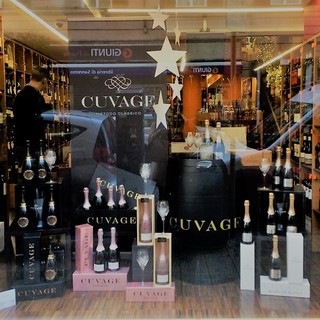 Gli spumanti metodo classico e quelli prodotti con metodo Martinotti ACQUESI, della cantina Cuvage sbarcano a Sanremo. Gli spumanti metodo classico e quelli prodotti con metodo Martinotti ACQUESI, della cantina Cuvage sbarcano a Sanremo.