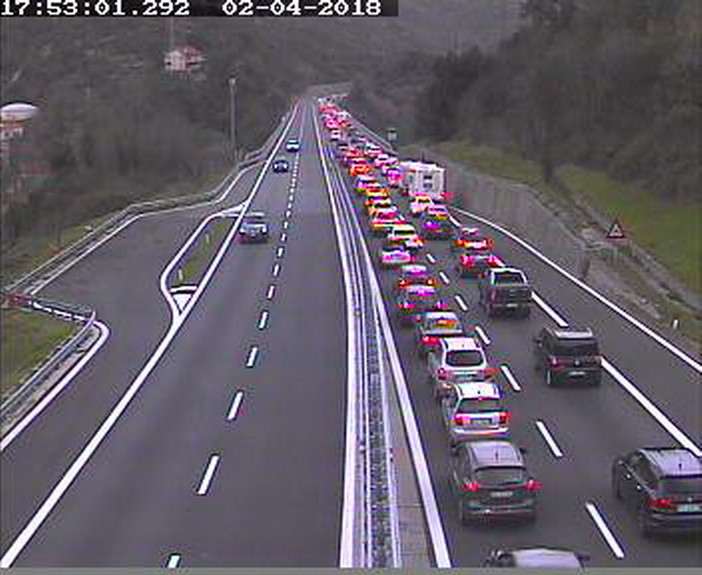 Dopo le code di ieri al confine domenica da 'bollino rosso': previste code in A10 dal pomeriggio verso Genova