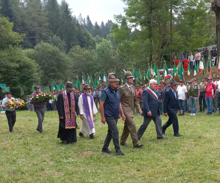 Raduno degli alpini, il sindaco Adolfo: "Istituire una naja volontaria a tempo determinato nel Corpo" Raduno degli alpini, il sindaco Adolfo: "Istituire una naja volontaria a tempo determinato nel Corpo"