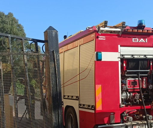 Imperia, incendio di sterpaglie in via Andreoli Imperia, incendio di sterpaglie in via Andreoli
