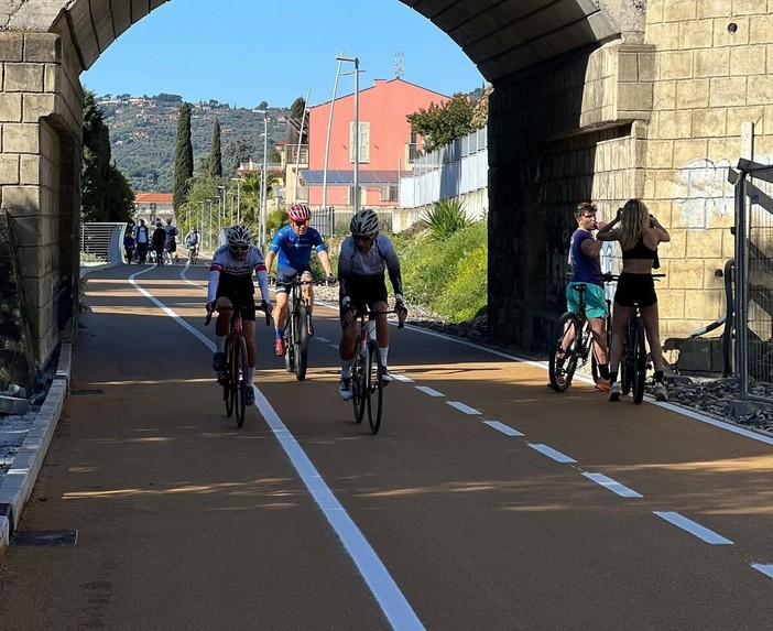 La ciclabile presa d’assalto dai turisti: ponte del 2 giugno verso il tutto esaurito nell’Imperiese