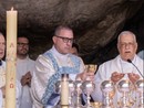 A sinistra il diacono Alex Dellerba durante la celebrazione nella Grotta di Massabielle